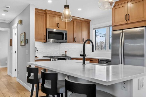 8927 48 Avenue Nw, Calgary, AB - Indoor Photo Showing Kitchen With Upgraded Kitchen