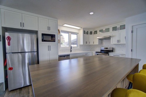 47 Willow Road, Claresholm, AB - Indoor Photo Showing Kitchen With Double Sink