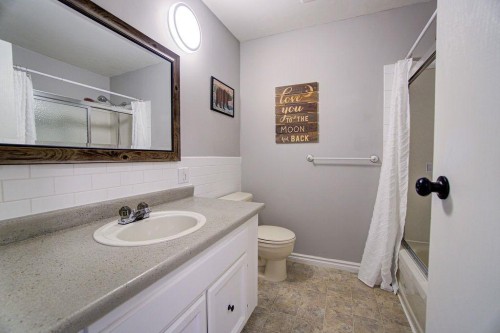 47 Willow Road, Claresholm, AB - Indoor Photo Showing Bathroom