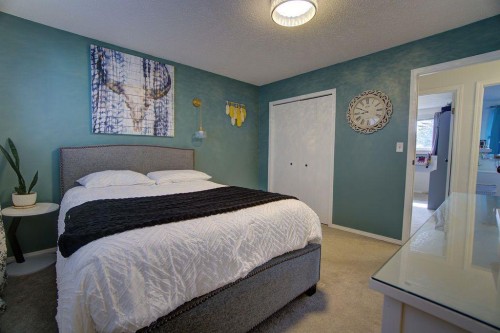 47 Willow Road, Claresholm, AB - Indoor Photo Showing Bedroom