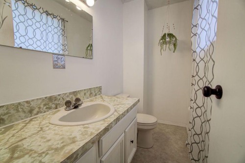 47 Willow Road, Claresholm, AB - Indoor Photo Showing Bathroom