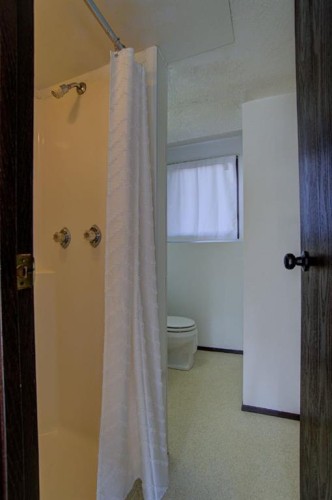 47 Willow Road, Claresholm, AB - Indoor Photo Showing Bathroom
