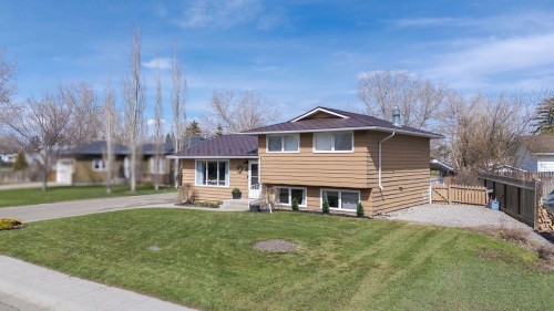 47 Willow Road, Claresholm, AB - Outdoor With Facade