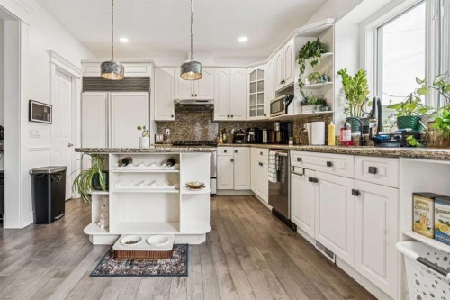 2211 Bowness Road Nw, Calgary, AB - Indoor Photo Showing Kitchen With Upgraded Kitchen