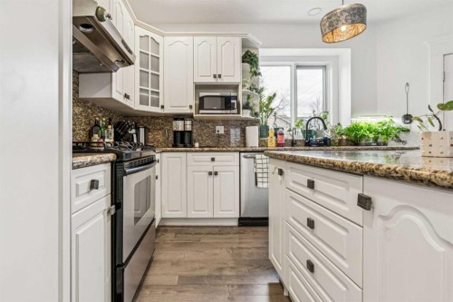 2211 Bowness Road Nw, Calgary, AB - Indoor Photo Showing Kitchen With Upgraded Kitchen