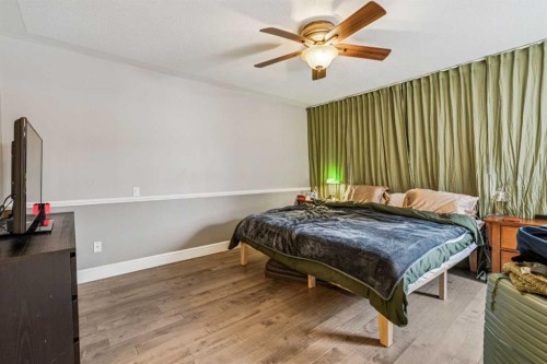 2211 Bowness Road Nw, Calgary, AB - Indoor Photo Showing Bedroom