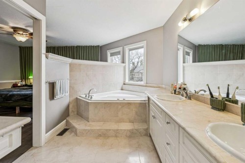 2211 Bowness Road Nw, Calgary, AB - Indoor Photo Showing Bathroom