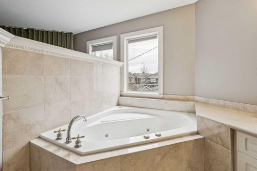 2211 Bowness Road Nw, Calgary, AB - Indoor Photo Showing Bathroom