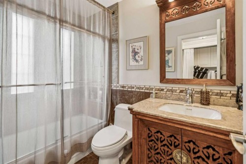 2211 Bowness Road Nw, Calgary, AB - Indoor Photo Showing Bathroom