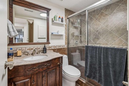 2211 Bowness Road Nw, Calgary, AB - Indoor Photo Showing Bathroom
