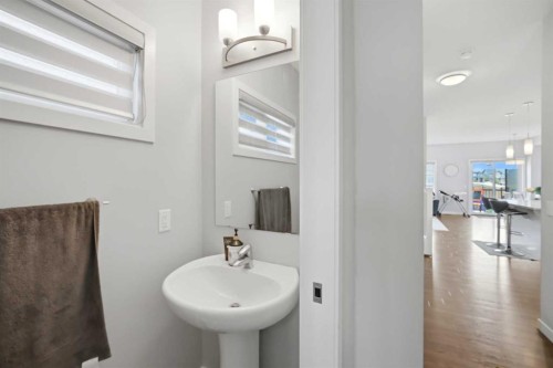 186 Carringvue Park Nw, Calgary, AB - Indoor Photo Showing Bathroom