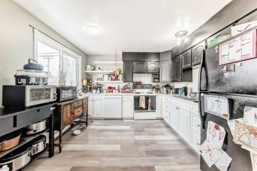 3042 Doverville Crescent Se, Calgary, AB - Indoor Photo Showing Kitchen