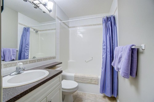 26 Skyline Crescent, Claresholm, AB - Indoor Photo Showing Bathroom