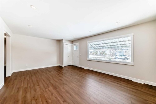7427 25 Street Se, Calgary, AB - Indoor Photo Showing Other Room