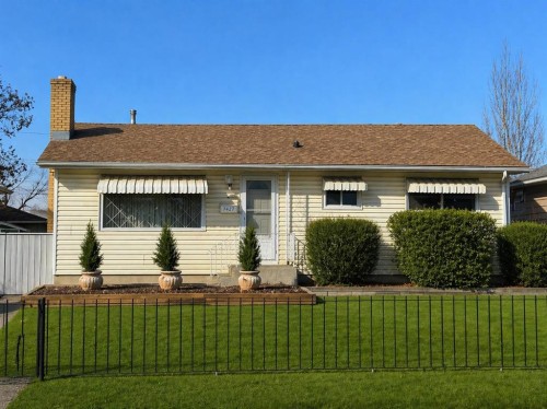 7427 25 Street Se, Calgary, AB - Outdoor