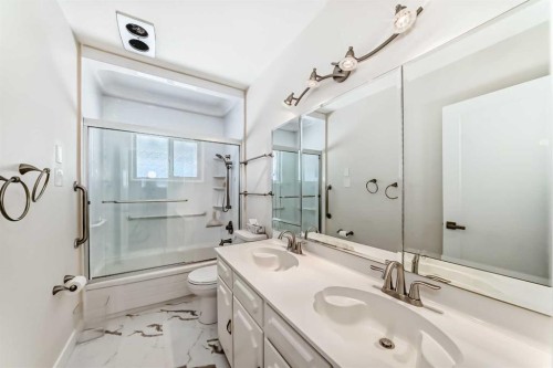 7427 25 Street Se, Calgary, AB - Indoor Photo Showing Bathroom