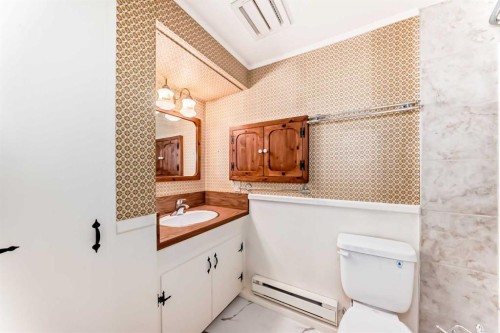 7427 25 Street Se, Calgary, AB - Indoor Photo Showing Bathroom