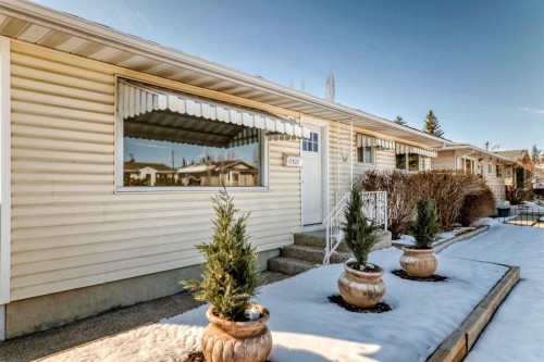 7427 25 Street Se, Calgary, AB - Outdoor