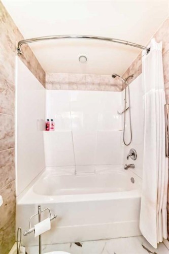 7427 25 Street Se, Calgary, AB - Indoor Photo Showing Bathroom