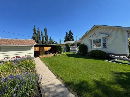 7427 25 Street Se, Calgary, AB - Outdoor