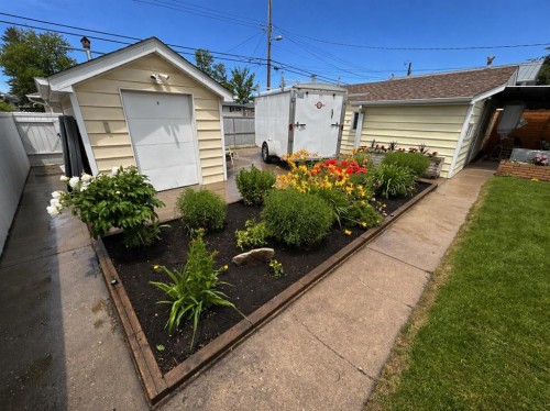 7427 25 Street Se, Calgary, AB - Outdoor