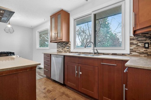 81 Westminster Drive Sw, Calgary, AB - Indoor Photo Showing Kitchen