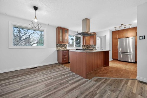 81 Westminster Drive Sw, Calgary, AB - Indoor Photo Showing Kitchen