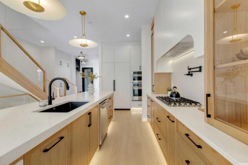 1321 10 Avenue Se, Calgary, AB - Indoor Photo Showing Kitchen With Upgraded Kitchen