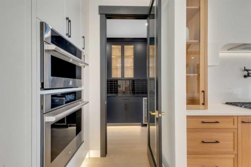 1321 10 Avenue Se, Calgary, AB - Indoor Photo Showing Kitchen