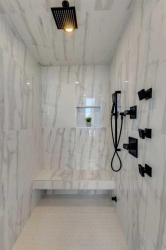 1321 10 Avenue Se, Calgary, AB - Indoor Photo Showing Bathroom