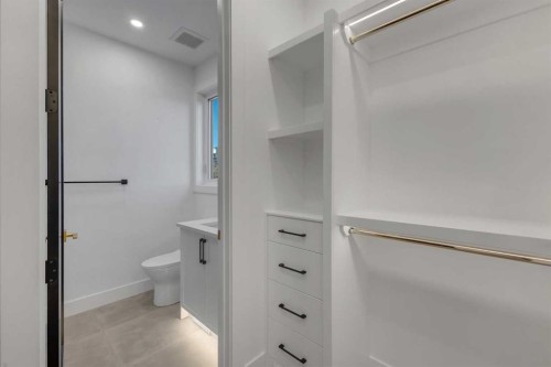 1321 10 Avenue Se, Calgary, AB - Indoor Photo Showing Bathroom