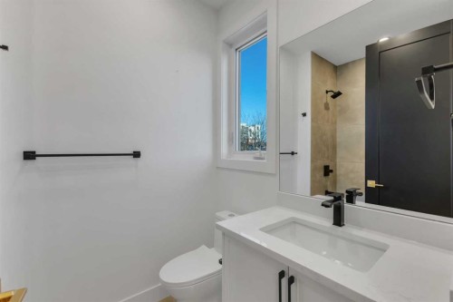 1321 10 Avenue Se, Calgary, AB - Indoor Photo Showing Bathroom