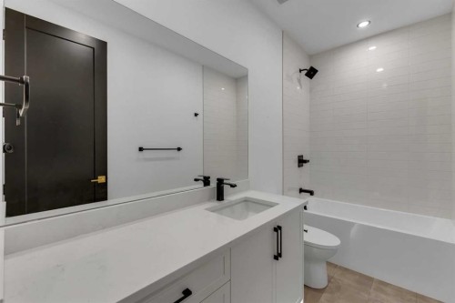 1321 10 Avenue Se, Calgary, AB - Indoor Photo Showing Bathroom