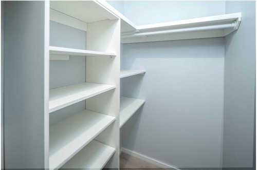 47 Bermuda Way Nw, Calgary, AB - Indoor With Storage