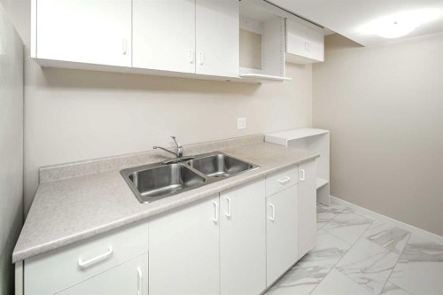 47 Bermuda Way Nw, Calgary, AB - Indoor Photo Showing Kitchen With Double Sink