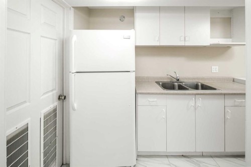 47 Bermuda Way Nw, Calgary, AB - Indoor Photo Showing Kitchen With Double Sink