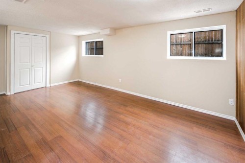 47 Bermuda Way Nw, Calgary, AB - Indoor Photo Showing Other Room