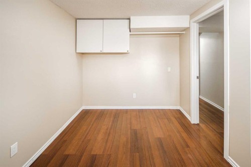 47 Bermuda Way Nw, Calgary, AB - Indoor Photo Showing Other Room