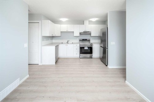 47 Bermuda Way Nw, Calgary, AB - Indoor Photo Showing Kitchen