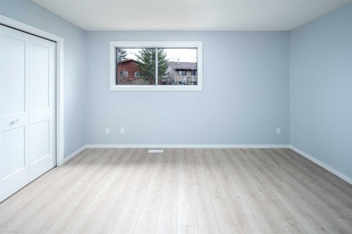47 Bermuda Way Nw, Calgary, AB - Indoor Photo Showing Other Room