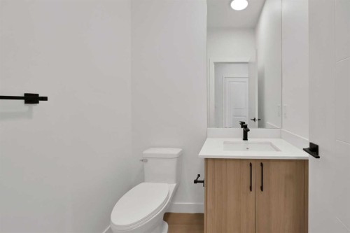 82 Heritage Circle, Cochrane, AB - Indoor Photo Showing Bathroom