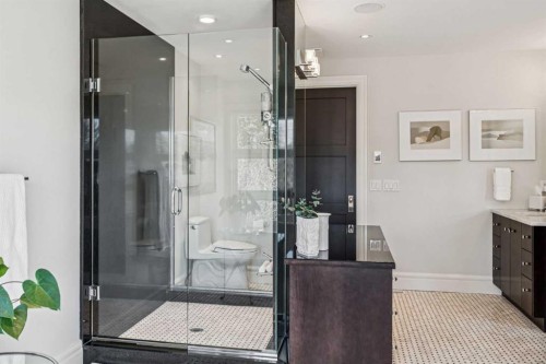 1928 10A Street Sw, Calgary, AB - Indoor Photo Showing Bathroom