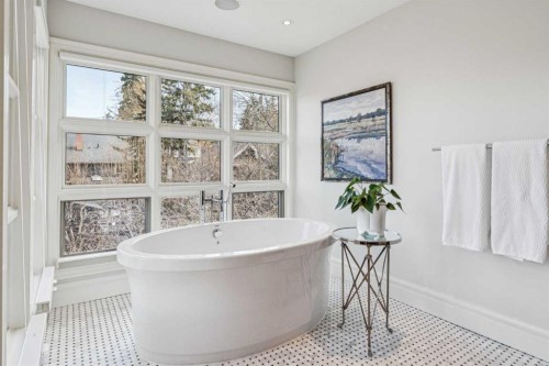 1928 10A Street Sw, Calgary, AB - Indoor Photo Showing Bathroom