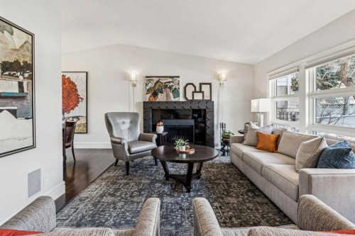 1928 10A Street Sw, Calgary, AB - Indoor Photo Showing Living Room