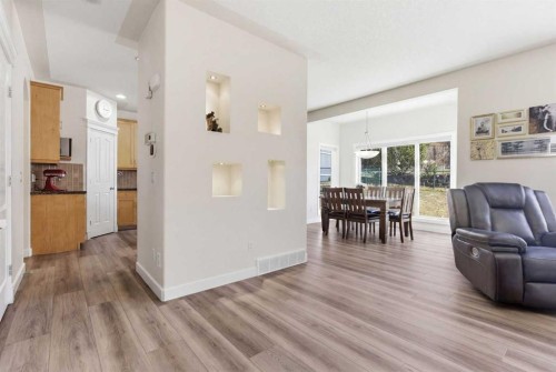 18 Royal Crest Way Nw, Calgary, AB - Indoor Photo Showing Living Room
