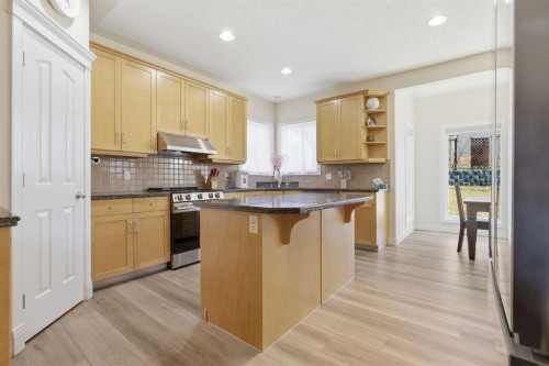 18 Royal Crest Way Nw, Calgary, AB - Indoor Photo Showing Kitchen