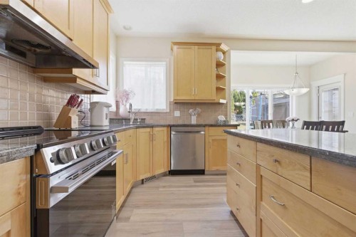 18 Royal Crest Way Nw, Calgary, AB - Indoor Photo Showing Kitchen With Upgraded Kitchen