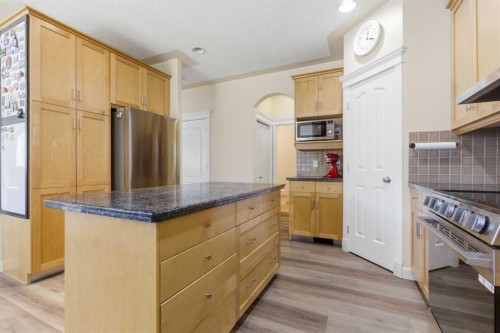 18 Royal Crest Way Nw, Calgary, AB - Indoor Photo Showing Kitchen