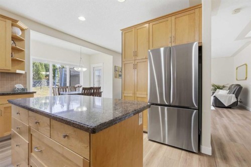 18 Royal Crest Way Nw, Calgary, AB - Indoor Photo Showing Kitchen With Upgraded Kitchen