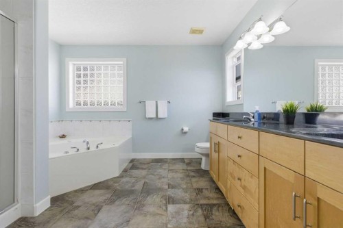 18 Royal Crest Way Nw, Calgary, AB - Indoor Photo Showing Bathroom